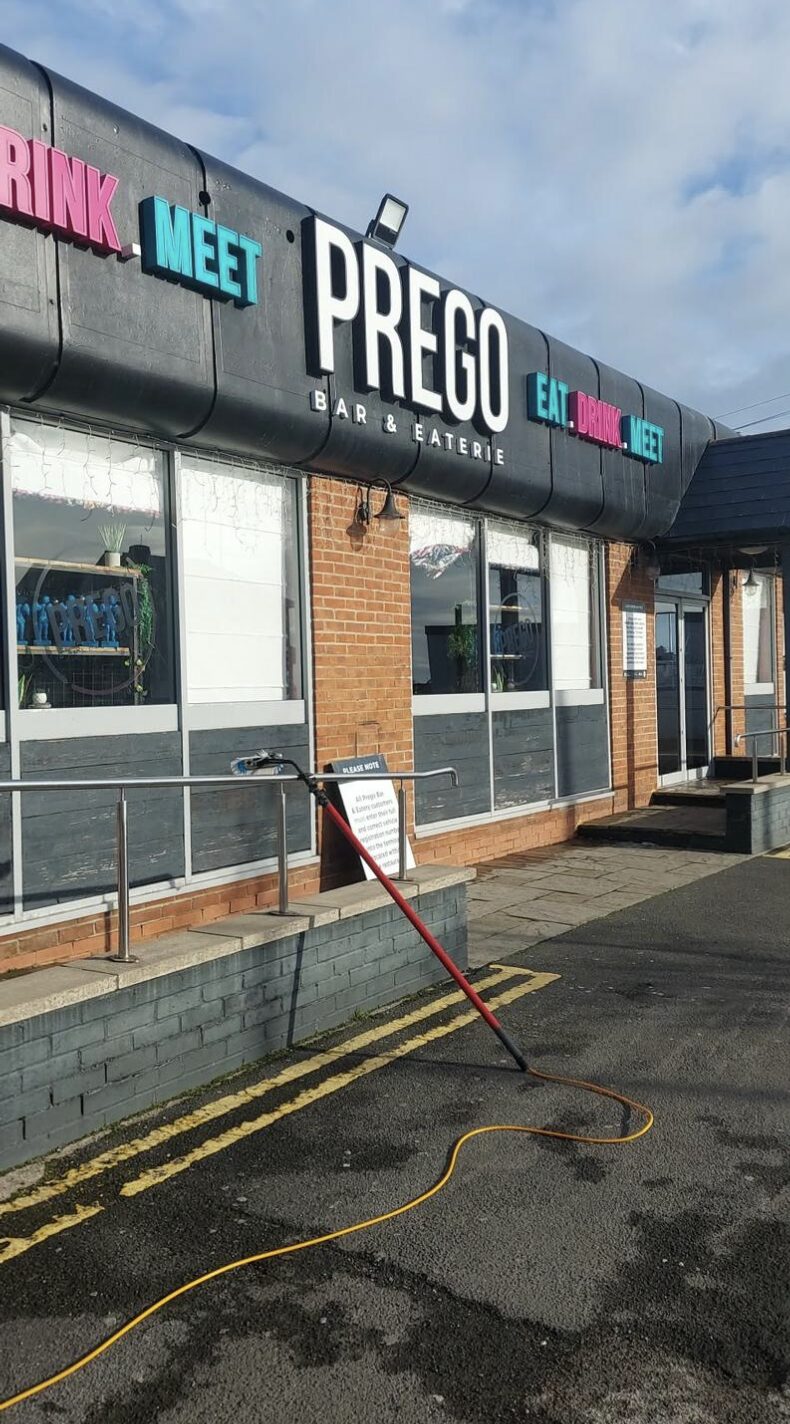 Commercial window cleaning with a water-fed pole
